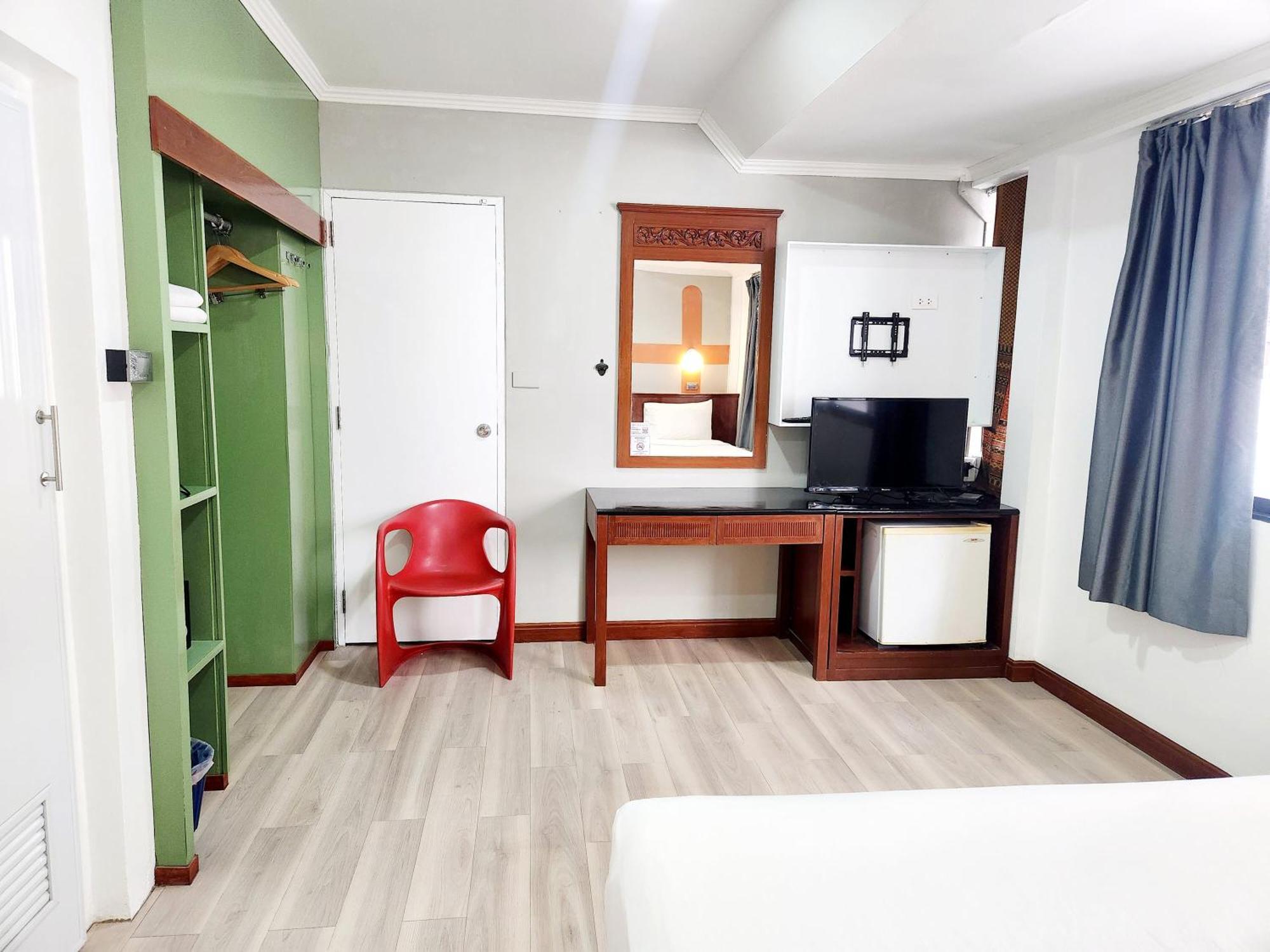 Seatel Phuket, Patong Beach Exterior photo