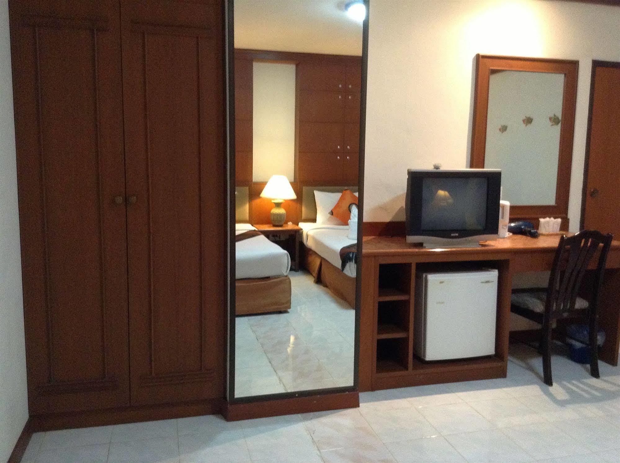 Seatel Phuket, Patong Beach Exterior photo